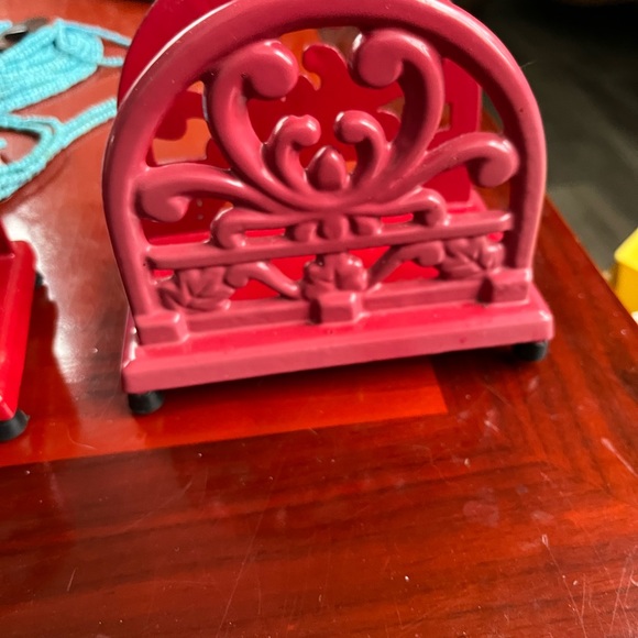 A Pair of Red Cast Iron Napkin or Letter Holders - Picture 5 of 11